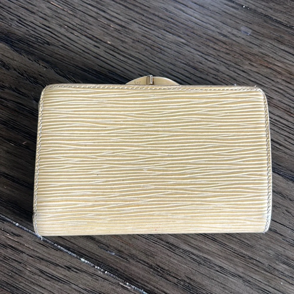 Louis Vuitton Kisslock Epi Wallet